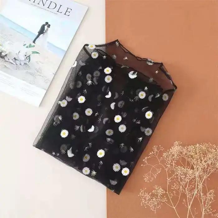 Chemisier en maille brodé marguerites, matière fine, manches longues, haut en maille transparente à 