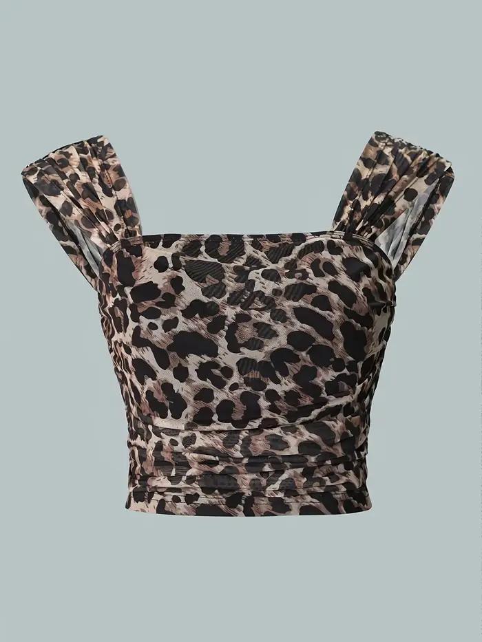 Dame avec haut sexy et élégant dos nu, extensible, à volants imprimé léopard
