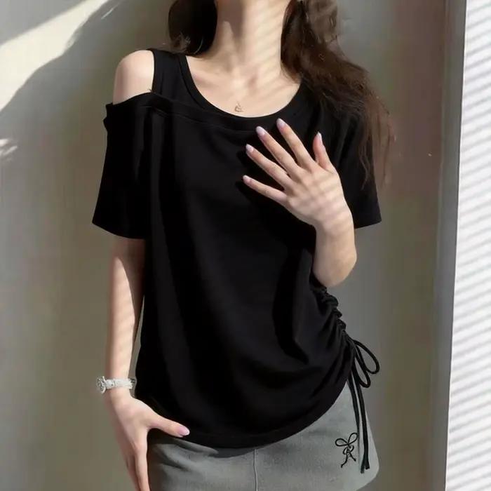 T-shirt noir à épaules dénudées avec détail de plis latéraux, coupe ample, haut court pour un style 