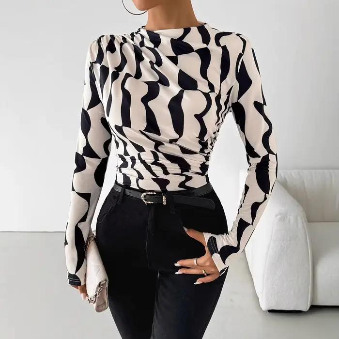 Nouveau t-shirt slim et ajusté pour femme avec un petit col montant, un bord plissé et un motif impr