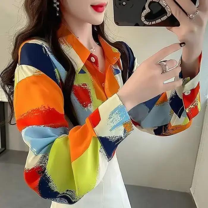 Chemise à boutons en satin à imprimé abstrait coloré pour femmes