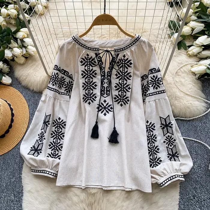 Chemisier bohème vintage en coton brodé avec manches lanternes et poignets à nouer pour femmes, idéal pour les vacances et les occasions spéciales