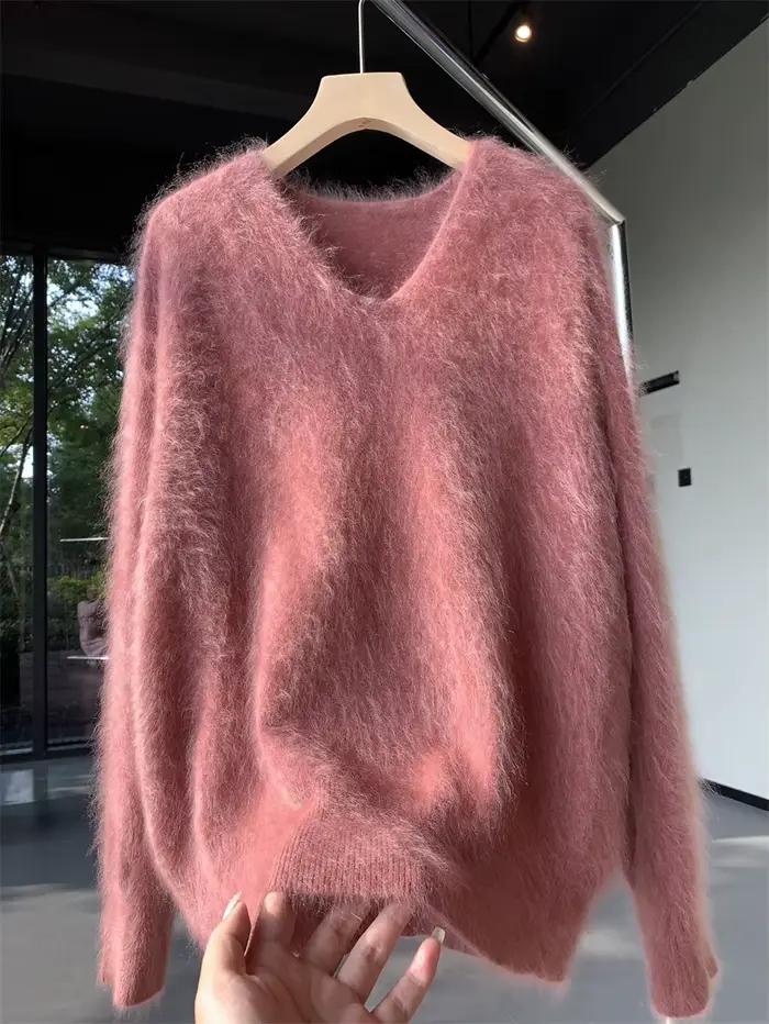 Dans la soirée, c'est brumeux et moelleux. Le pull 100% cachemire a une atmosphère féminine.