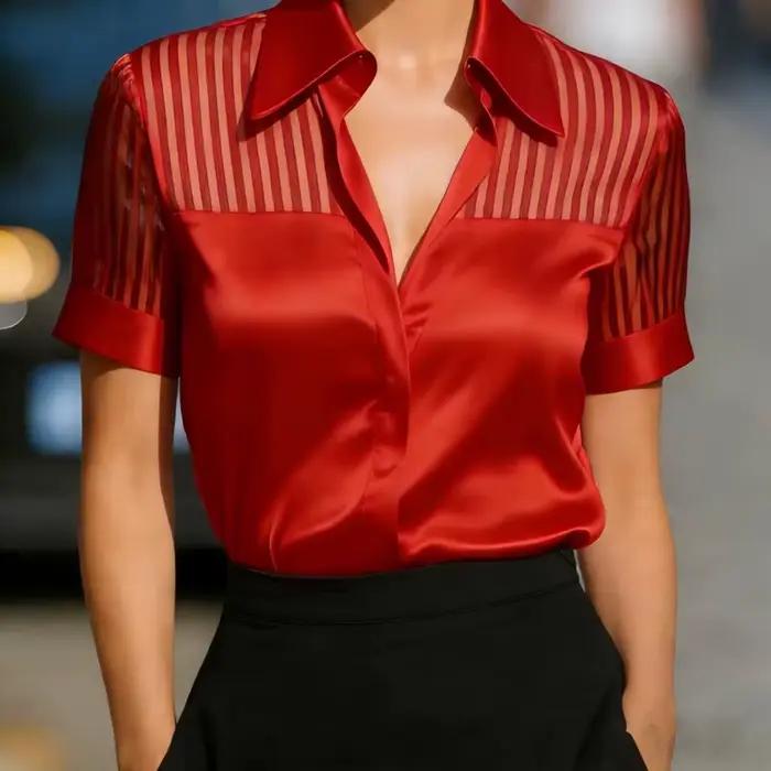 Chemisier en satin à col en V avec manches courtes rayées transparentes