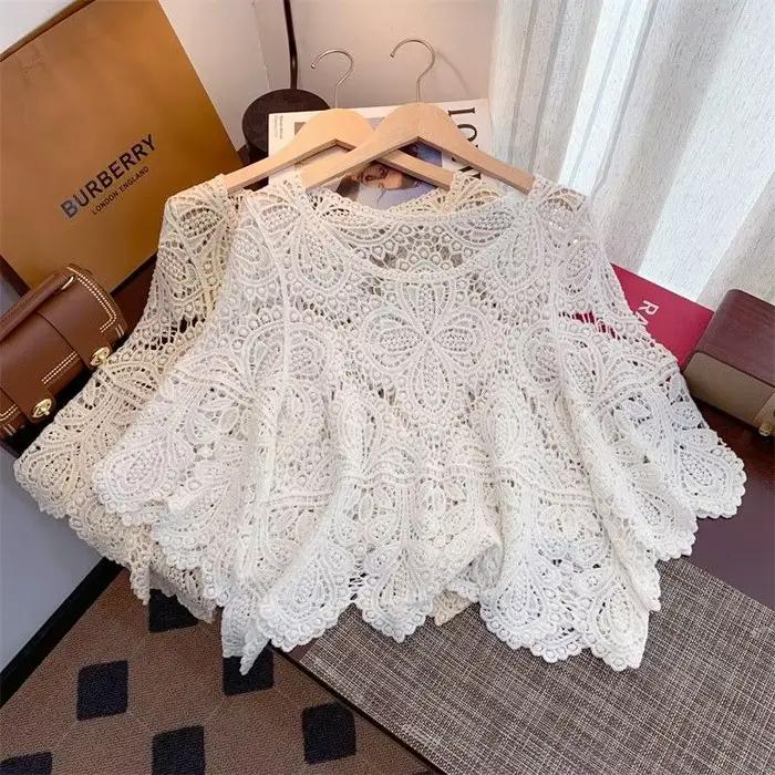 Haut court en dentelle découpée au crochet