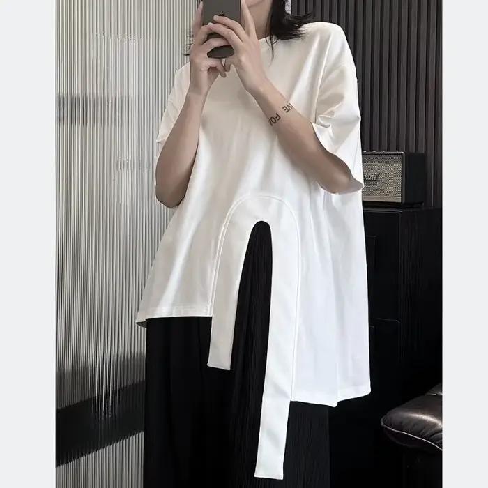 T-shirt à manches courtes fendu avec ruban irrégulier pour femmes