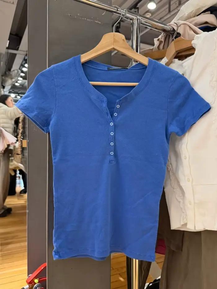 T-shirts bleu électrique à six boutons pour femmes