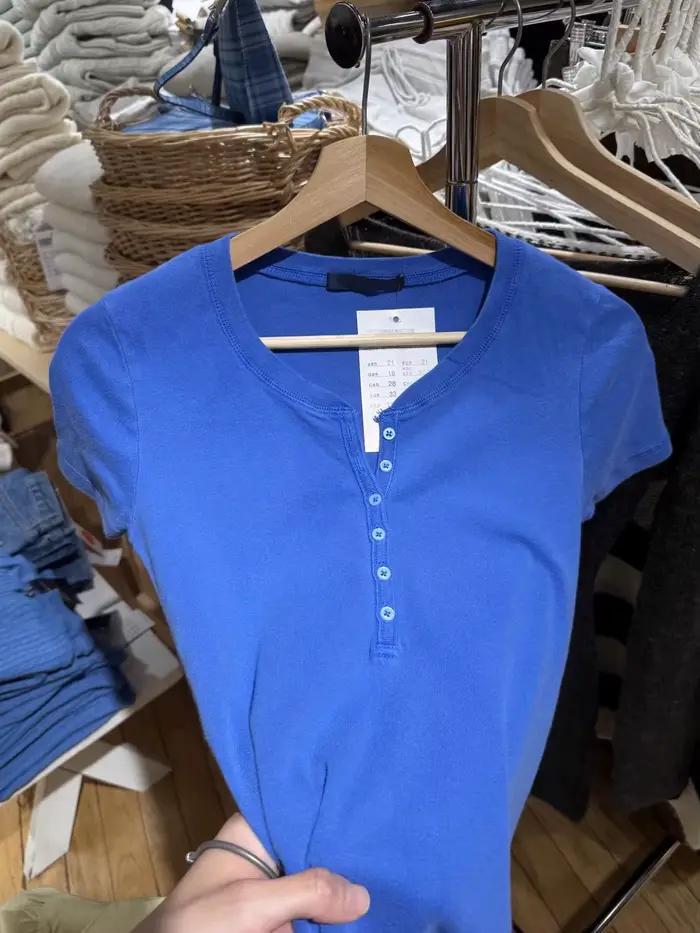 T-shirts bleu électrique à six boutons pour femmes