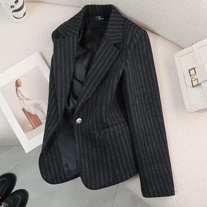 Blazer formel en laine à rayures marron pour femmes, veste d'affaires avec col cranté, fermeture bouton unique, matière laine naturelle, collection automne-hiver 2025, pour usage professionnel et occasions spéciales