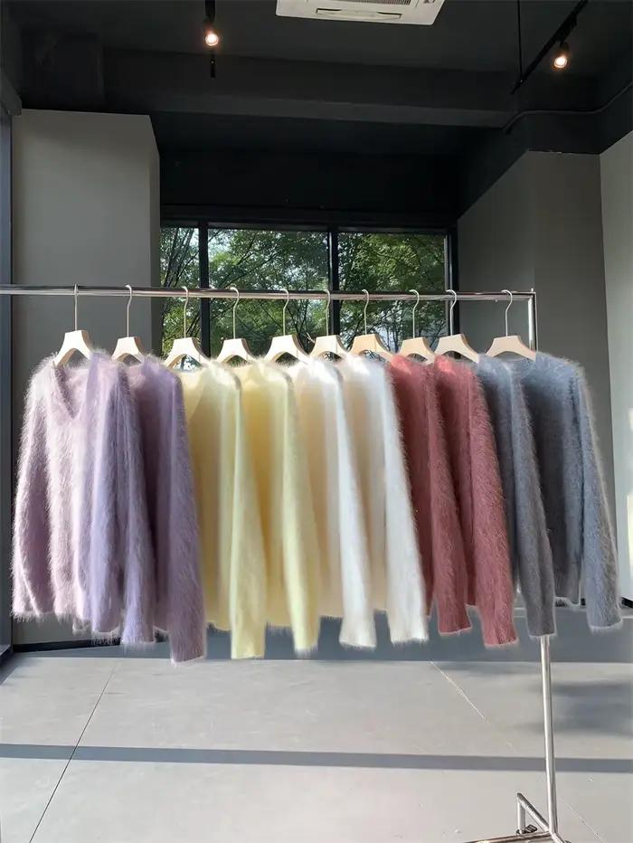 Dans la soirée, c'est brumeux et moelleux. Le pull 100% cachemire a une atmosphère féminine.