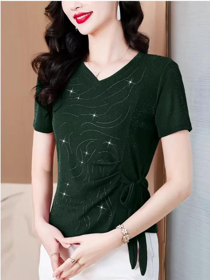 Nouveau T-shirt d'été pour femme, col en V, orné de strass, coupe ajustée, manches courtes, en polyester brillant, style décontracté pour femmes occasions spéciales