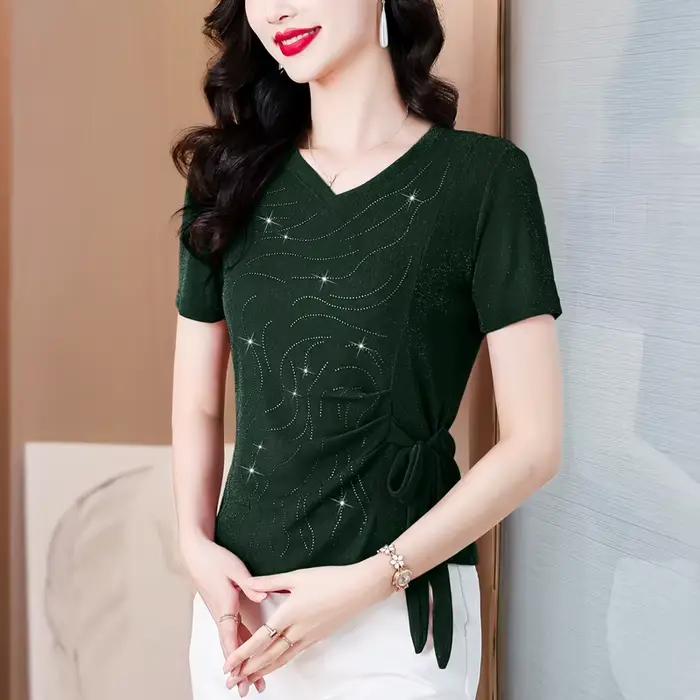 Nouveau T-shirt d'été pour femme, col en V, orné de strass, coupe ajustée, manches courtes, en polyester brillant, style décontracté pour femmes occasions spéciales