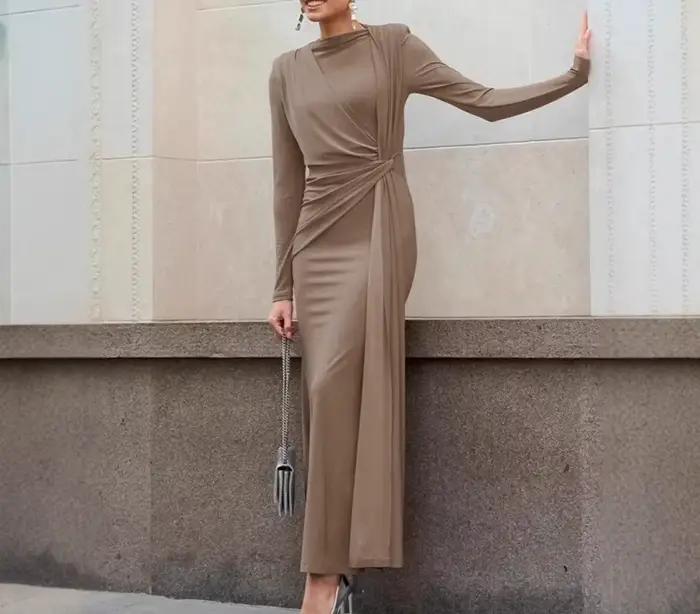Robe tricotée marron à col rond pour femme