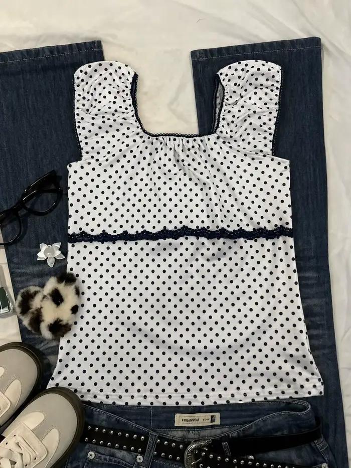 Débardeur blanc à pois à col carré pour femme avec bordure en dentelle marine et manches à volants