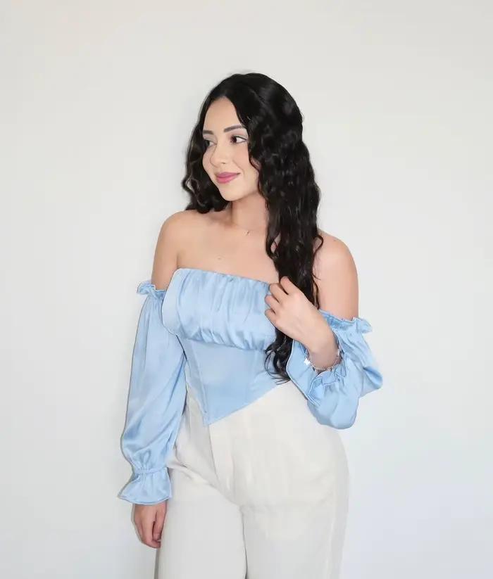 Haut court en satin bleu ciel clair sans bretelles avec manches longues