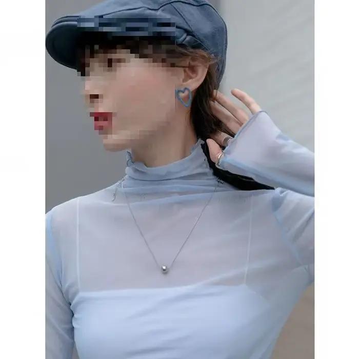 Haut de protection solaire pour femme en maille fine à col montant
