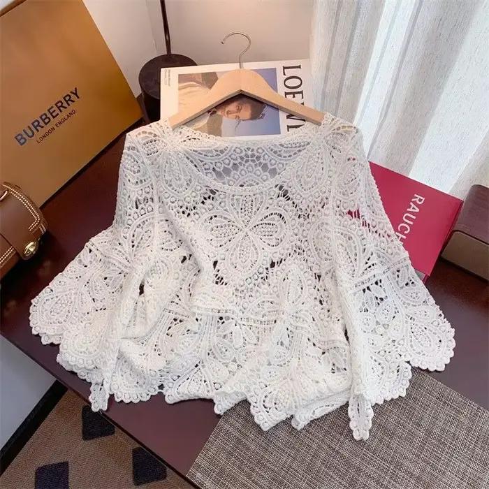 Haut court en dentelle découpée au crochet