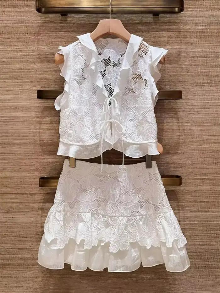 Chemisier Femme Nouvelle Collection Été 2026 à Col en V, Volants, Broderie Florale en Dentelle, Découpes et Laçage Frontal
