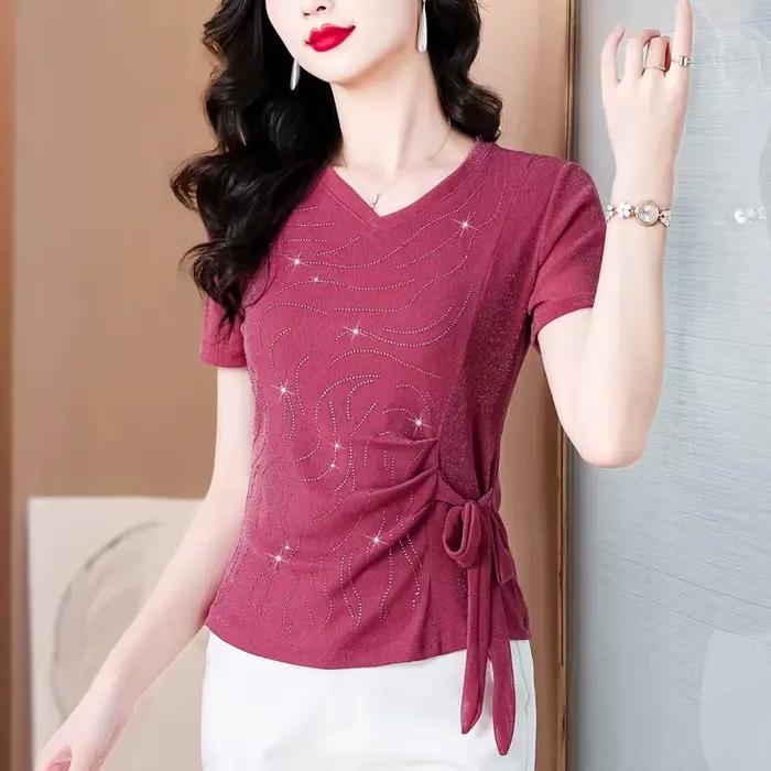 Nouveau T-shirt d'été pour femme, col en V, orné de strass, coupe ajustée, manches courtes, en polyester brillant, style décontracté pour femmes occasions spéciales