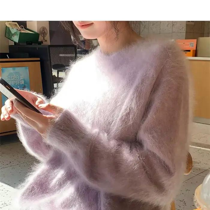 Dans la soirée, c'est brumeux et moelleux. Le pull 100% cachemire a une atmosphère féminine.