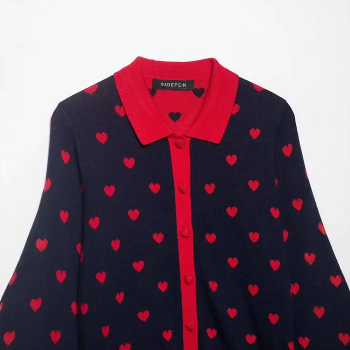 Pull tricoté moderne à motif cœur