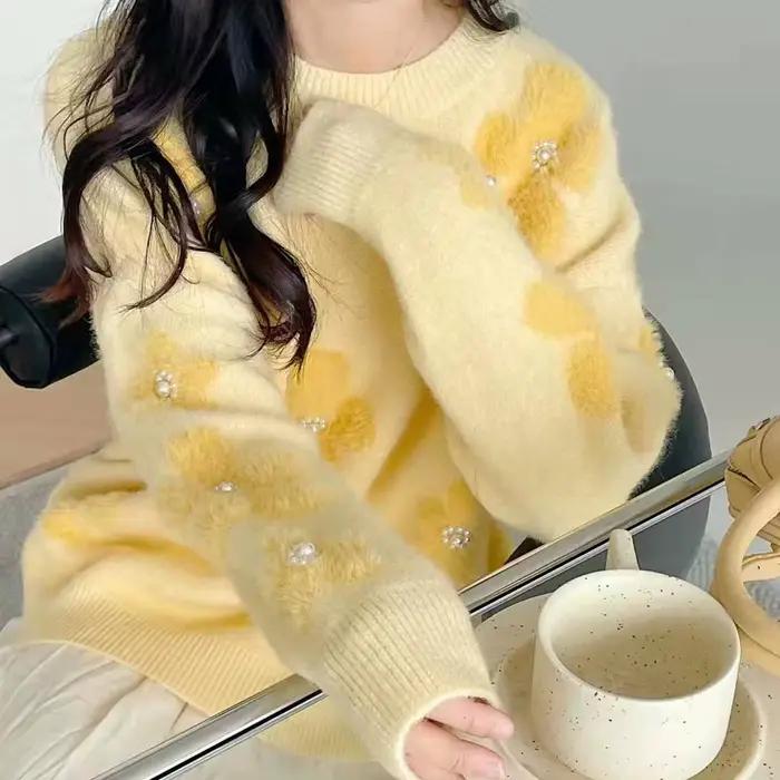 Pull moelleux en automne et en hiver 2025 avec un nouveau design de style élégant avec des fleurs perlées