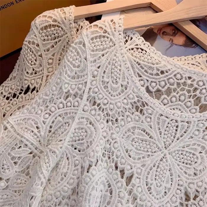 Haut court en dentelle découpée au crochet