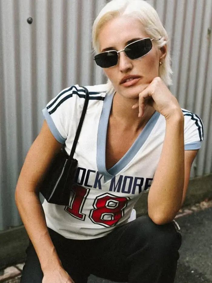 Lettres imprimées t-shirts pour femmes Streetwear col en v haut court Y2k accessoires à manches courtes vêtements féministe Camisetas Ropa Mujer