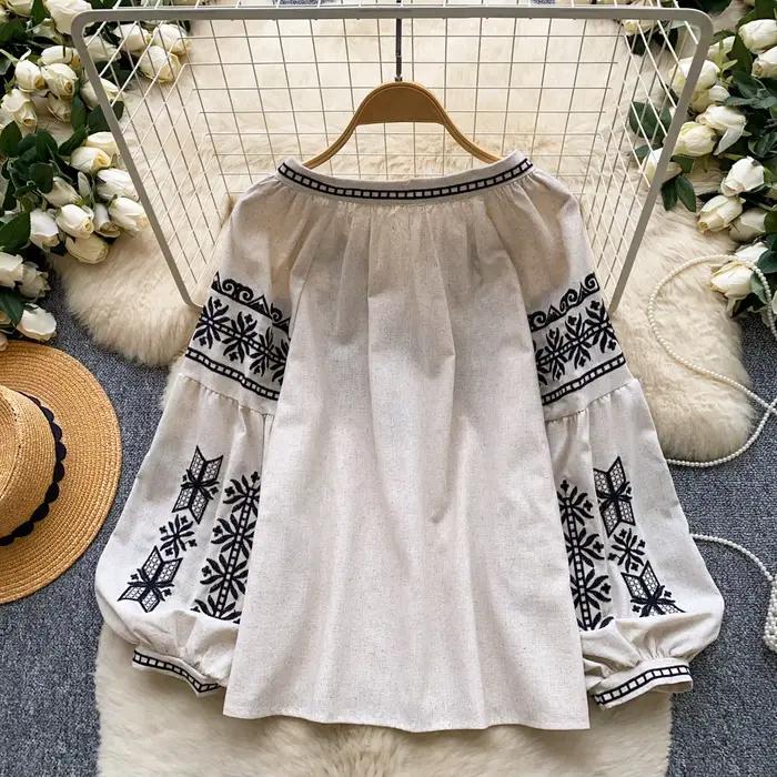 Chemisier bohème vintage en coton brodé avec manches lanternes et poignets à nouer pour femmes, idéal pour les vacances et les occasions spéciales