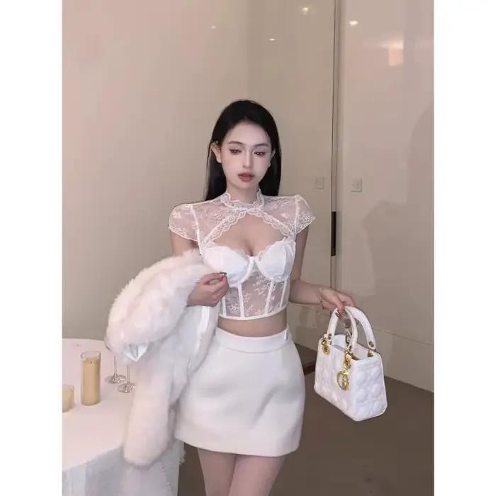 Haut en Dentelle Transparente Ajourée Col Licou Femme Occasions Spéciales Soirées Gala Élégance Sophistication