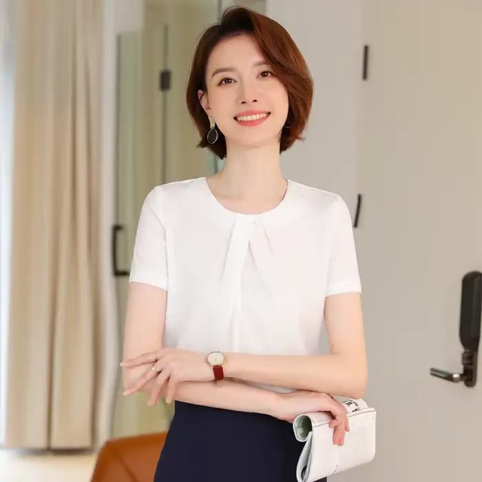 Chemise bleue marine à manches courtes pour femmes élégante et professionnelle pour les occasions formelles et semi-formelles