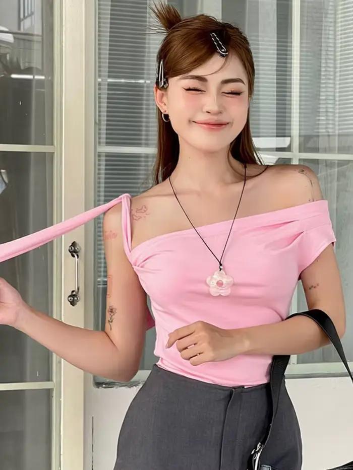 T-shirt asymétrique épaule dénudée en polyester et élasthanne pour femmes, streetwear, haut court solide, accessoires Y2K, vêtements asymétriques, sans manches, idéal pour les sorties nocturnes