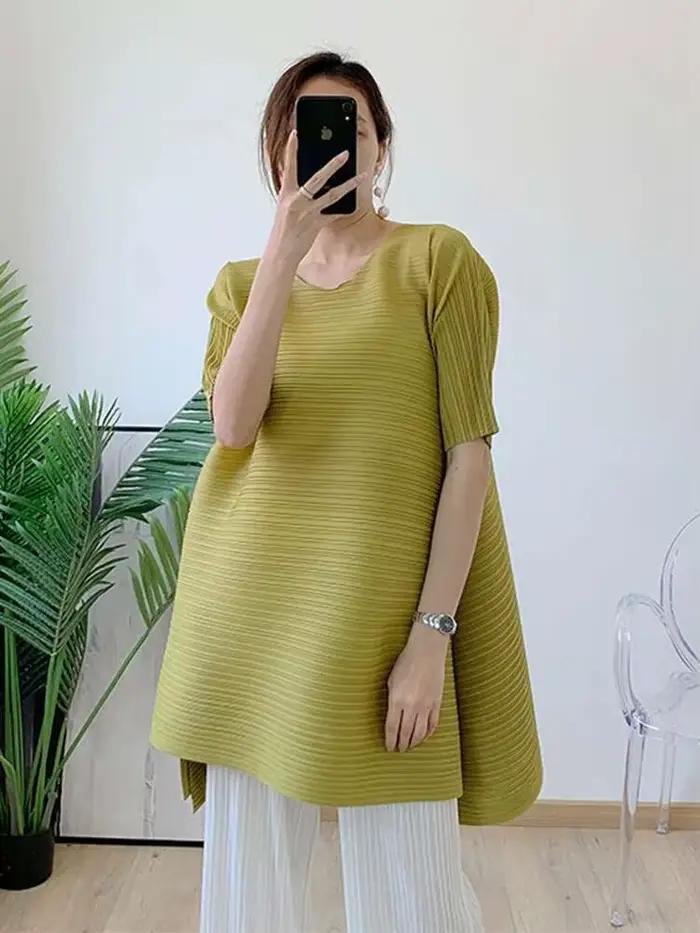 T-shirt plissé à col rond et manches courtes pour femme