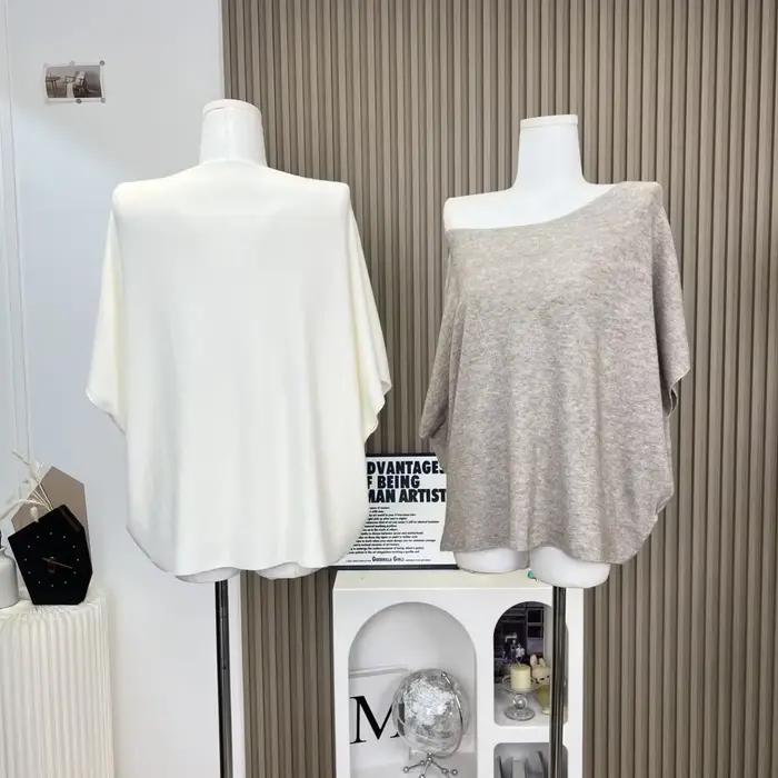 T-shirt en polyester pour femmes avec col asymétrique et appliques, confortable et élégant pour les occasions sportives et sociales