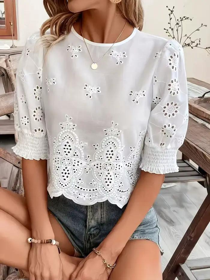 Chemisier en dentelle blanche à œillets pour femme