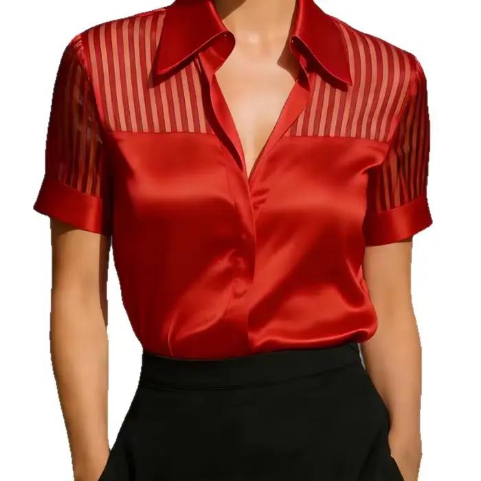 Chemisier en satin à col en V avec manches courtes rayées transparentes