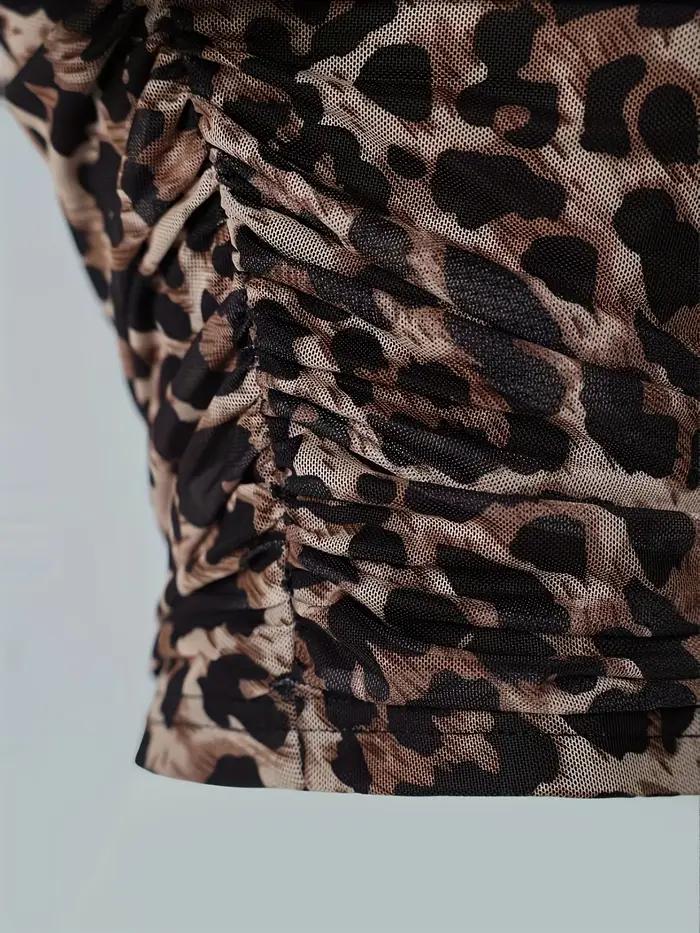 Dame avec haut sexy et élégant dos nu, extensible, à volants imprimé léopard