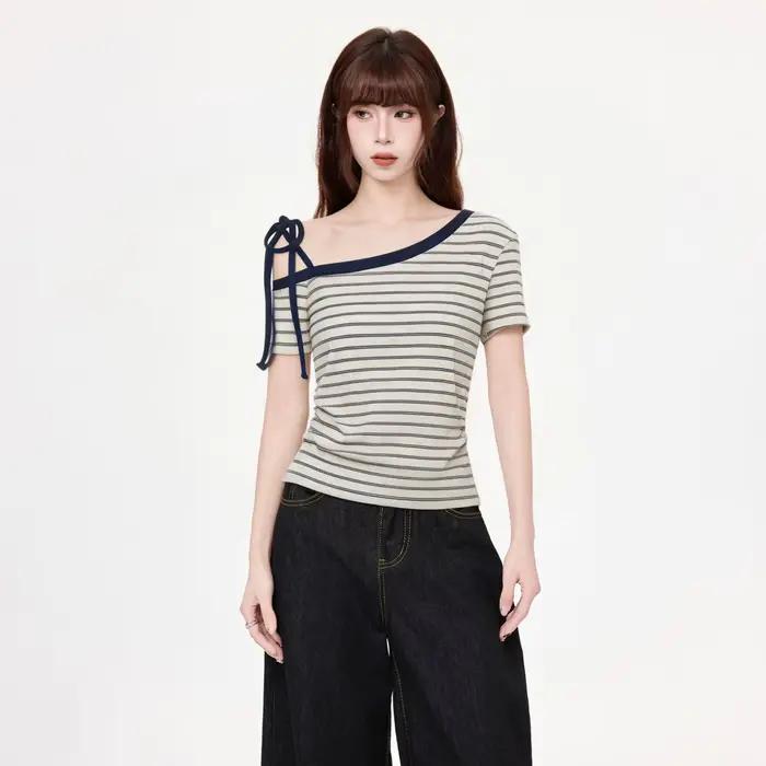 T-shirt femme bleu marine rayé à col diagonal et épaules dénudées