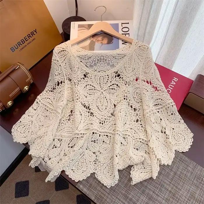 Haut court en dentelle découpée au crochet