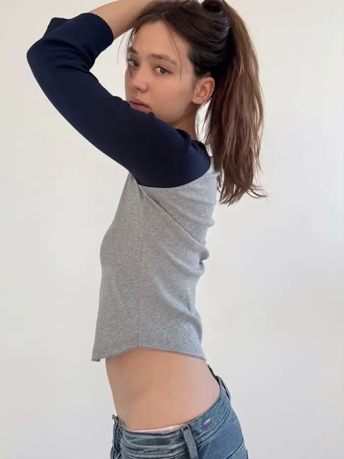 Haut COU violet et blanc à épaules dénudées manches trois quarts évasées ourlet irrégulier bicolore bleu marine gris hauts femmes high street style coton polyester polyvalent occassions multiples