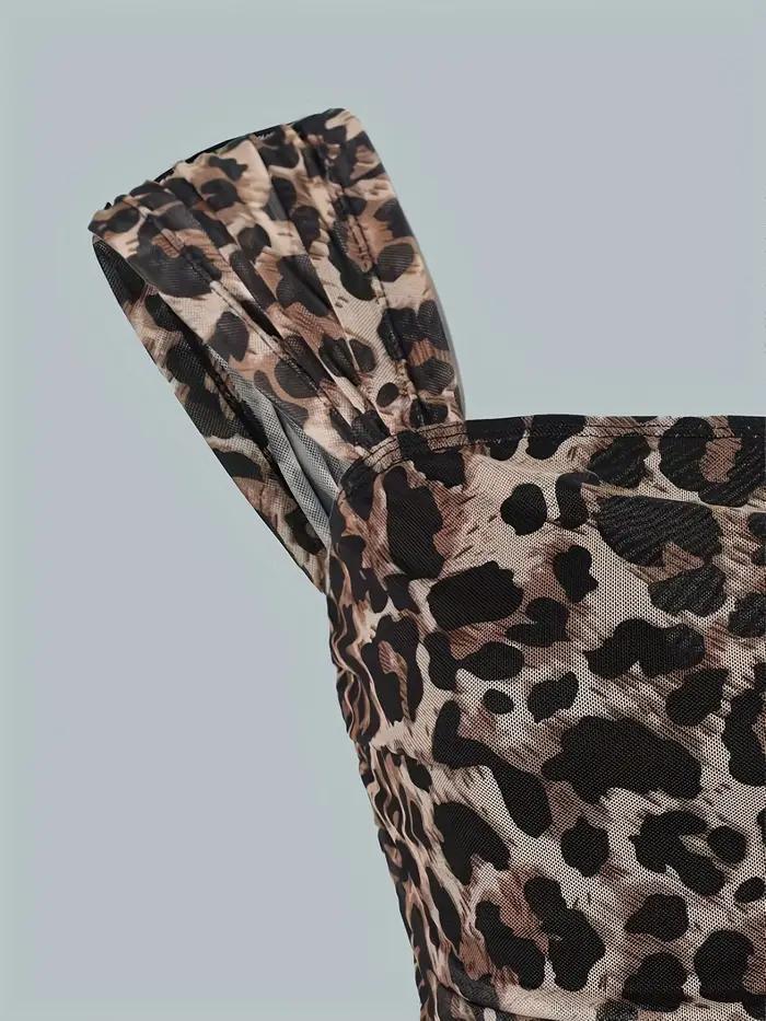 Dame avec haut sexy et élégant dos nu, extensible, à volants imprimé léopard