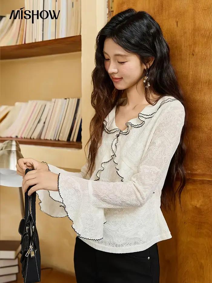 MISHOW chemisier en dentelle pour femmes automne 2025 col en v bord à volants contraste broderie haut ample manches évasées Blouses MXE45X2483