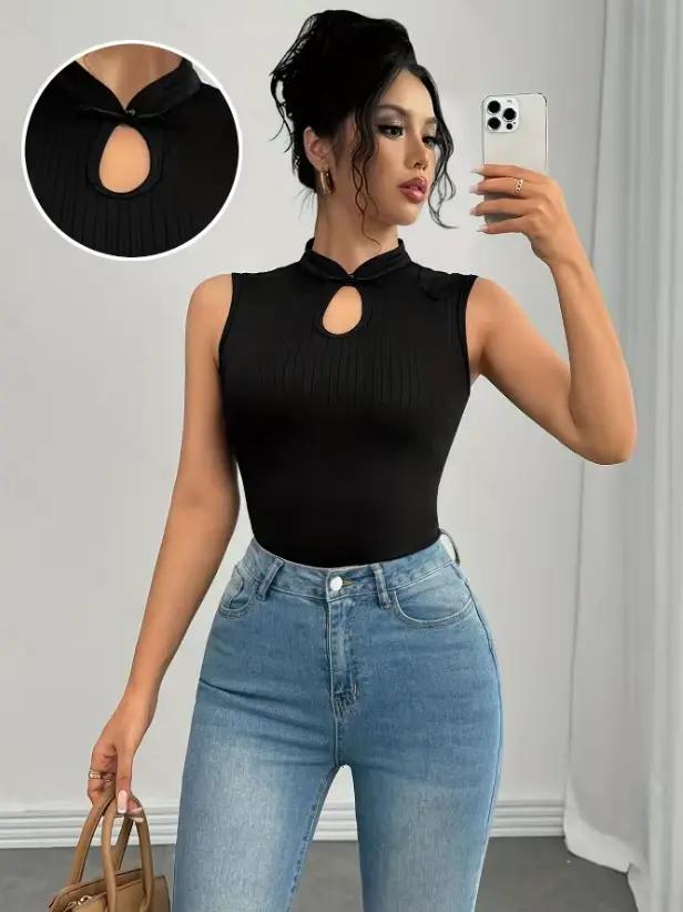 Haut d'été à col tendance et élégant avec un design soigné