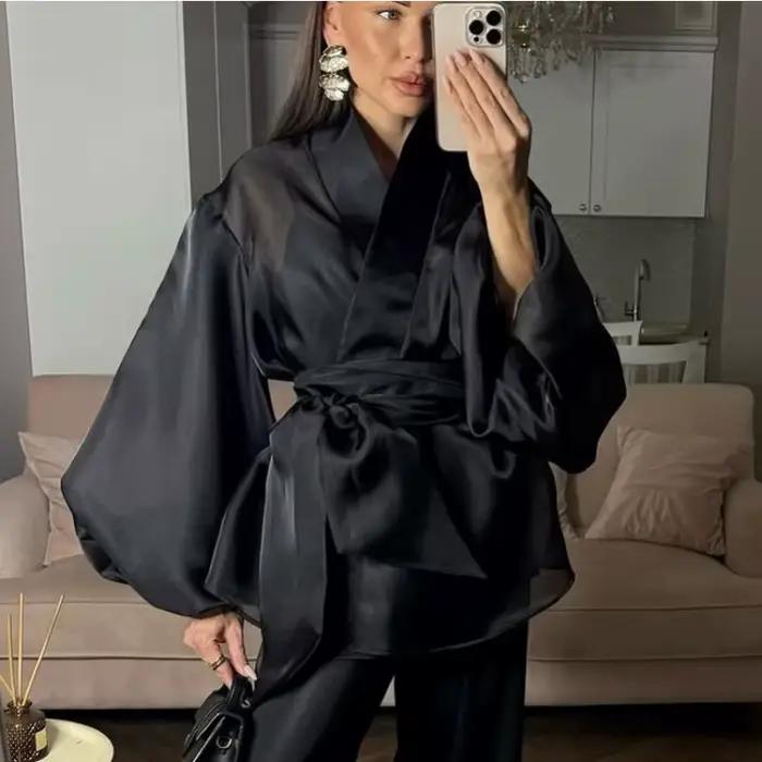 Chemisier élégant noir en organza transparent avec ceinture