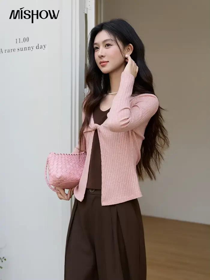 Haut MISHOW pour femme, rose et marron, effet deux pièces, printemps 2026, tricot côtelé, nœud sur le devant, haut fin, col en U, manches longues, coupe ajustée, MXF11Z2912