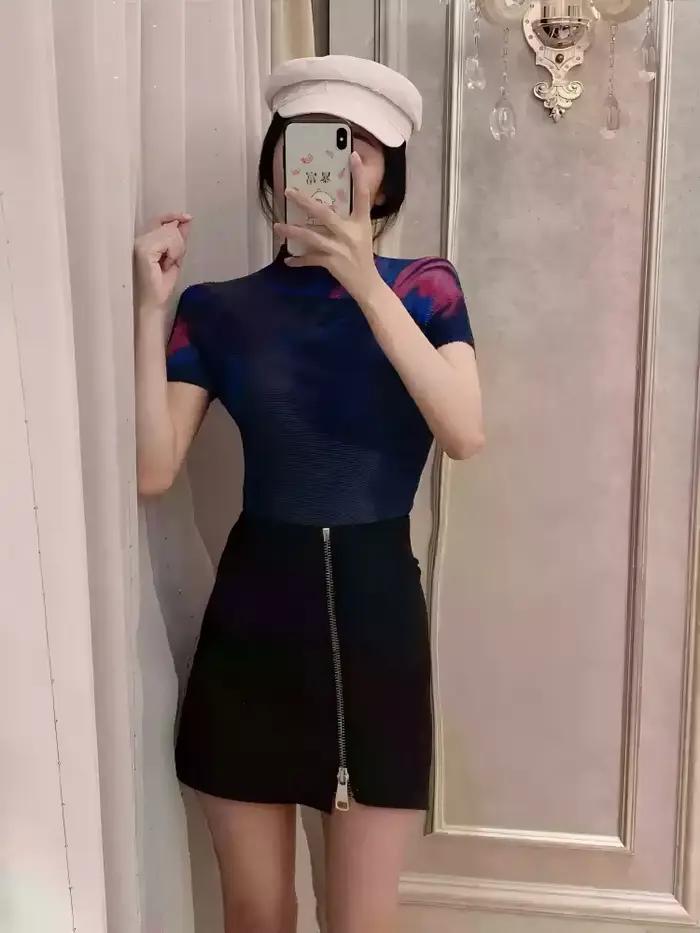 T-shirt plissé imprimé à col haut pour femme