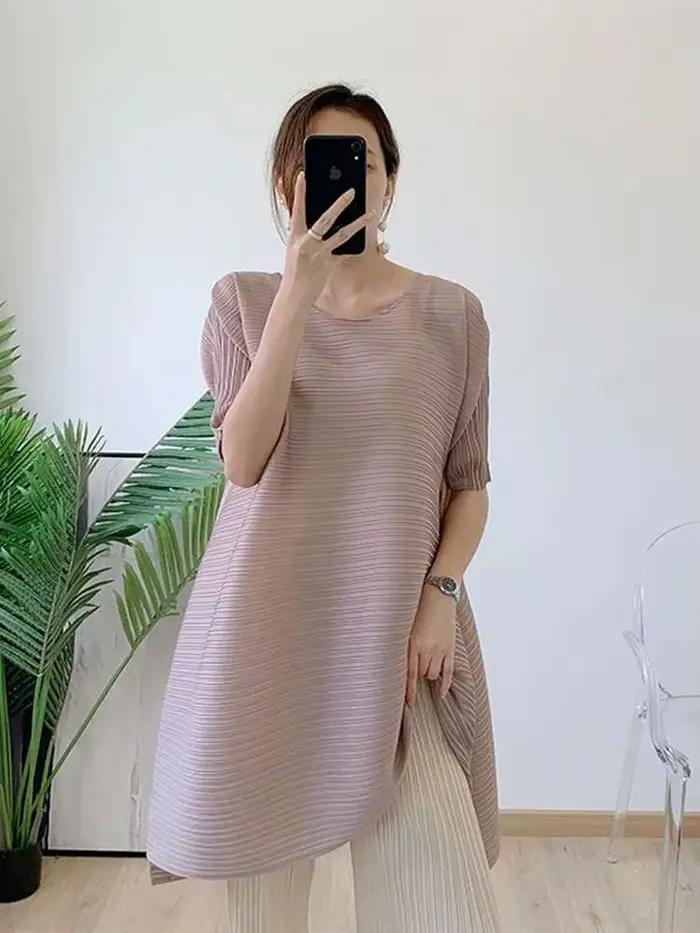 T-shirt plissé à col rond et manches courtes pour femme