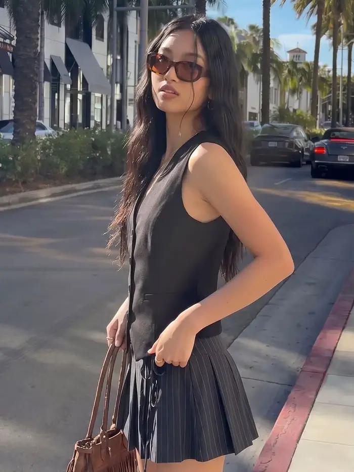 Gilet de costume noir et blanc ajusté à col en V pour femme – Idéal pour le bureau