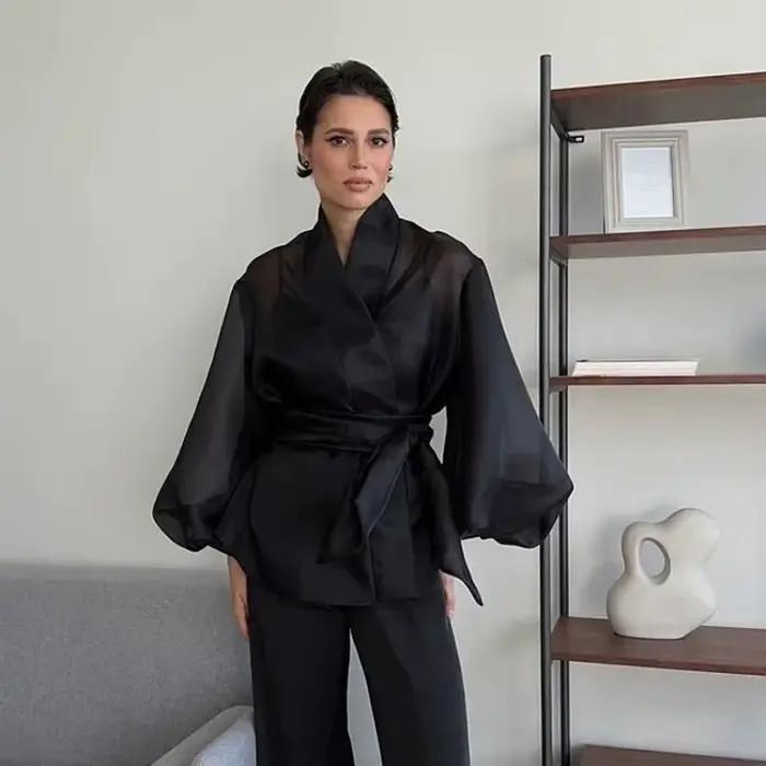 Chemisier élégant noir en organza transparent avec ceinture