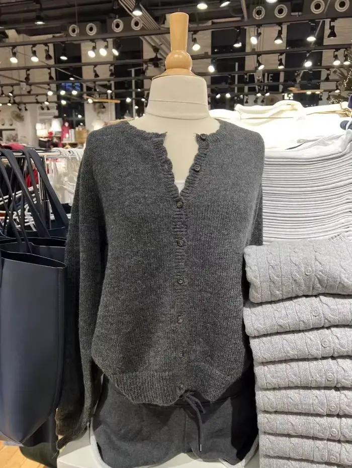 Cardigan gris foncé simple à col rond